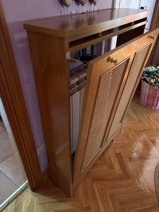 Cubre radiador de madera y ratán