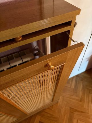 Cubre radiador de madera y ratán