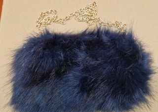 Bolso de pelo azul con cadena dorada