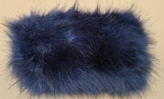 Bolso de pelo azul con cadena dorada