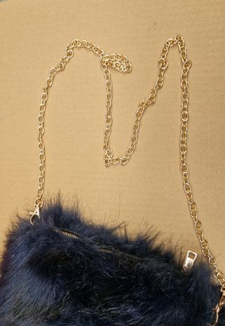 Bolso de pelo azul con cadena dorada