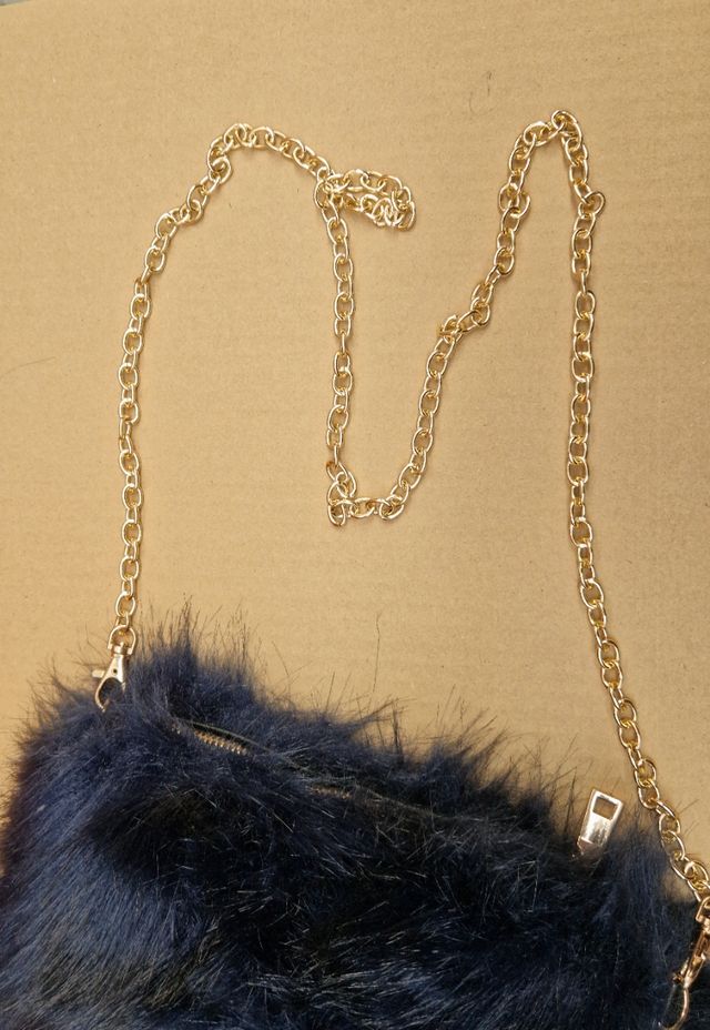 Bolso de pelo azul con cadena dorada