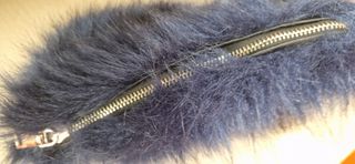 Bolso de pelo azul con cadena dorada