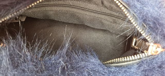 Bolso de pelo azul con cadena dorada