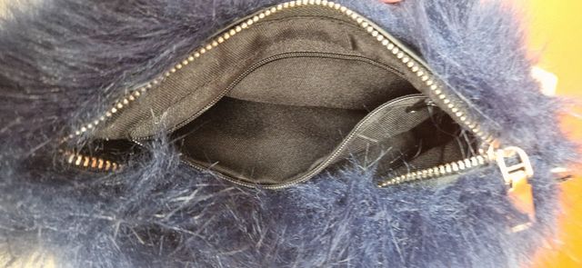 Bolso de pelo azul con cadena dorada