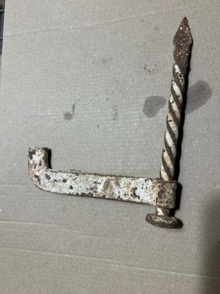 Chiodo a morsa in ferro battuto