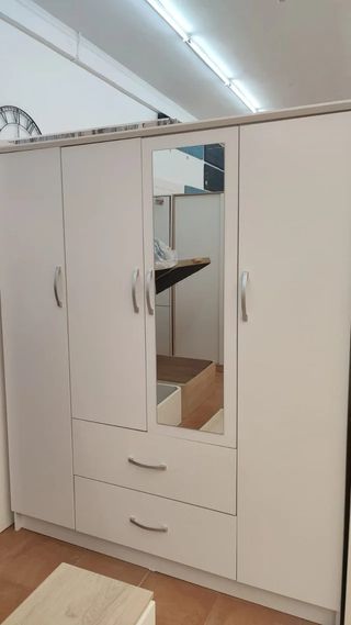 Armario Nuevo 4 Puertas con Espejo 
