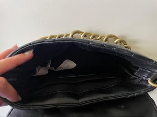 Bolso negro acolchado con cadena dorada