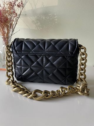 Bolso negro acolchado con cadena dorada