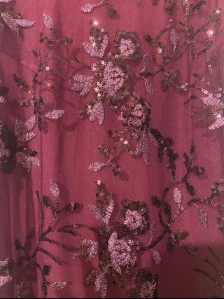 Elegante vestido morado con flores de lentejuelas,