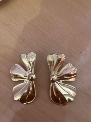Pendientes dorados estilo lazo
