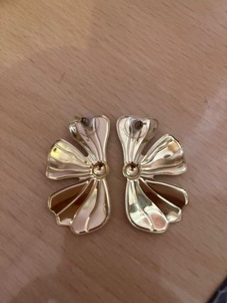 Pendientes dorados estilo lazo