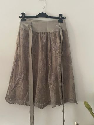 Falda larga beige con bordado floral