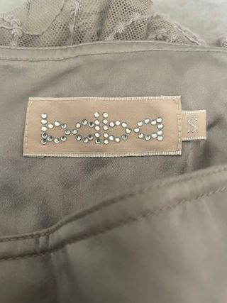 Falda larga beige con bordado floral