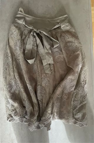 Falda larga beige con bordado floral