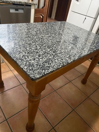 Mesa de comedor con tapa de piedra de Granito. 