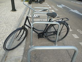 Bicicleta holandesa negra