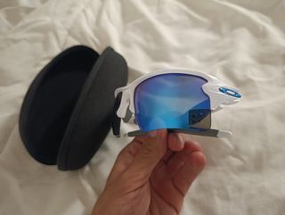 Gafas de sol Oakley blancas y azules