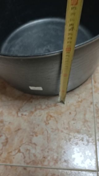 Cubeta negra con asas