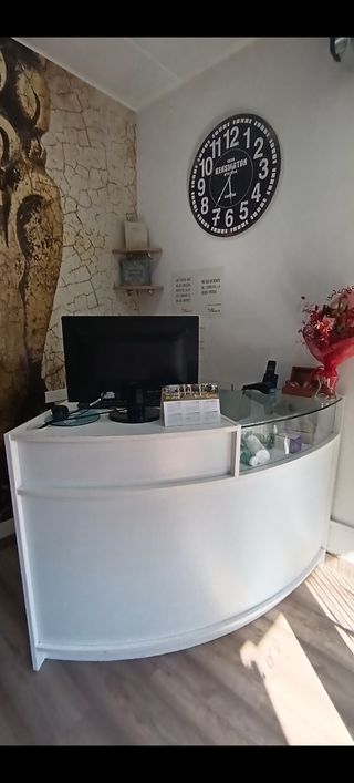 Mostrador de recepción blanco curvo 