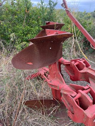 Arado Vertedera Reversible