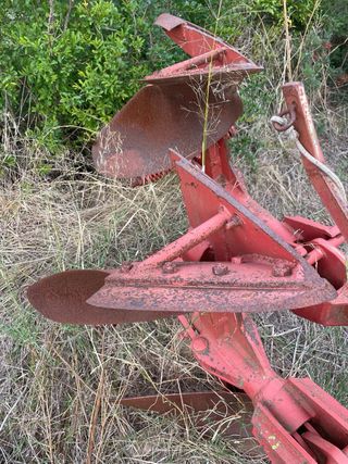 Arado Vertedera Reversible