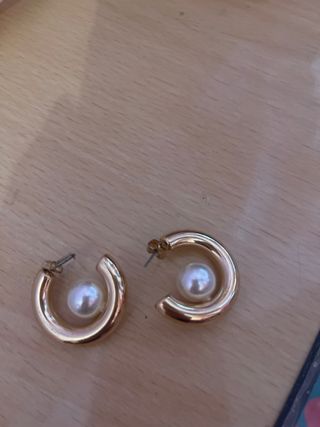 Pendientes dorados con perla