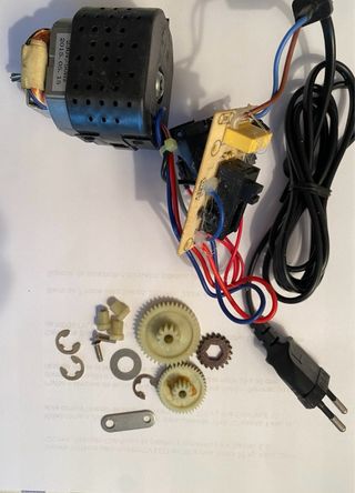 Motor eléctrico con interruptor y engranajes