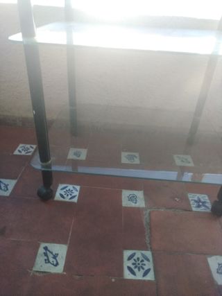 Mesita auxiliar cristal con ruedas