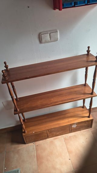Estantería de madera con cajones