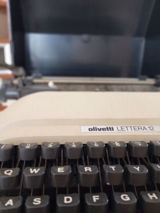 Máquina de escribir Olivetti Lettera 12