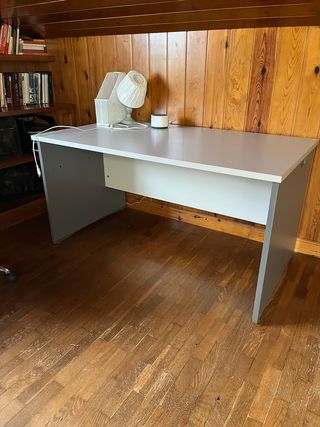 Escritorio amplio blanco y gris