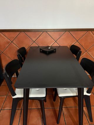 Conjunto de mesa y sillas