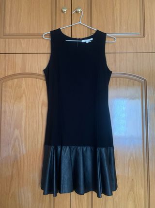 Vestido negro con falda de cuero.
