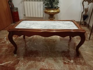 Mesa de centro de madera con tapa de mármol