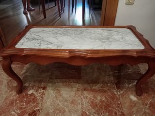 Mesa de centro de madera con tapa de mármol
