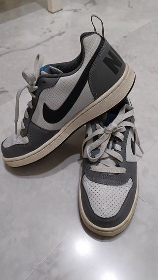 Zapatillas Nike grises y blancas