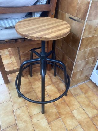Taburetes de madera y metal. 2 precio unidad