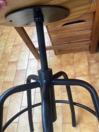 Taburetes de madera y metal. 2 precio unidad