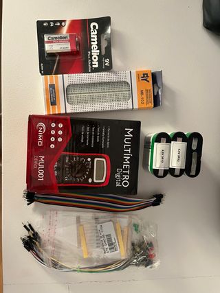 Kit Electrónica: Multímetro, Baterías y Componente
