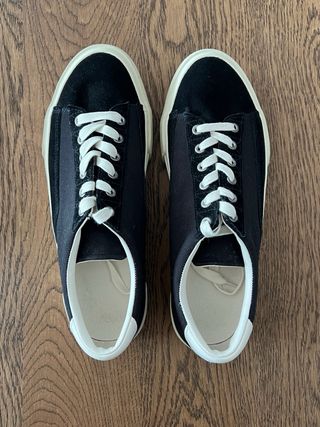 Zapatillas de tela negras de Zara