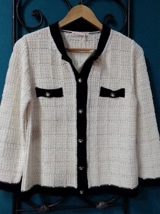 Chaqueta tipo Chanel marfil vivos en negro