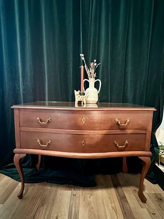 Cómoda vintage de madera con patas