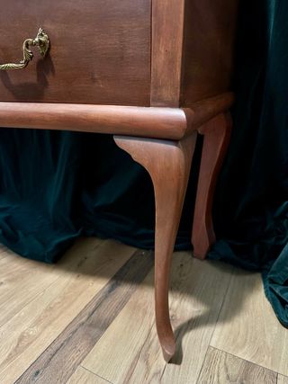 Cómoda vintage de madera con patas