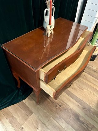 Cómoda vintage de madera con patas