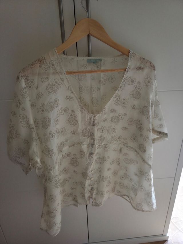 Blusa beige y marrón floral