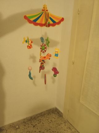 Carrusel con figuras de circo de madera