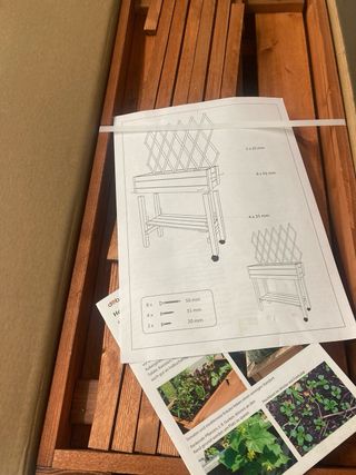 Jardinera de madera con enrejado
