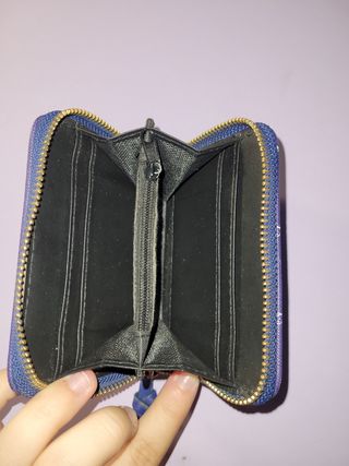 Monedero azul con compartimentos