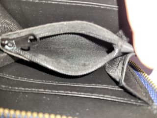 Monedero azul con compartimentos